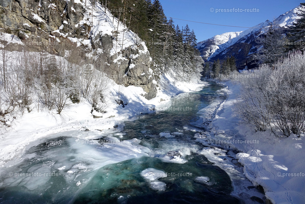 welltvi-Lechfluss-Winter_24Jan2019-Stockach_DSC2244 | Info aus dem Bezirk Reutte/Ausserfern Tirol sowie eine umfangreiche Bilddatenbank über die gesamte Region: Lechtal, Talkessel Reutte, Tannheimertal, Zwischentoren. Lech, Plansee, Zugspitze, Grenztunnel, B179, Fernpassstraße, Verkehr, Lawinen, Tradition, - Realisiert mit Pictrs.com