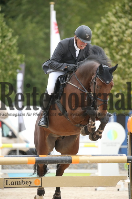 Villingendorf_2022_Prfg.Nr.12_zwei Phasen_Springprfg.Kl.M_Amateur-Tour_Ulrich Möck_Nevis Royal Z (1) | Alle Fotos der Reiterjournal Fotografin Doris Matthaes im Reiterjournal Online-Fotoshop. - Realisiert mit Pictrs.com