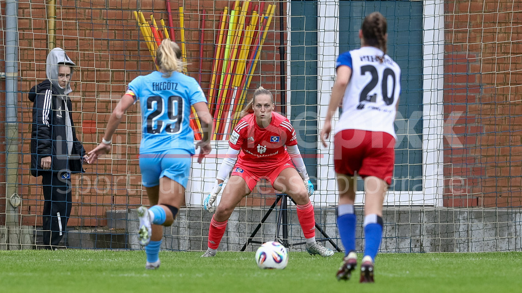 Fussball, Testspiel Frauen, Hamburger SV - FC Viktoria Berlin | v.li.: Nina Ehegötz (FC Viktoria 1889 Berlin, 29) läuft auf Inga Schuldt (Torhüterin, Torwart, Hamburger SV, 1) zu, am Ball, Ganzkörper, Aktion, Action, Spielszene