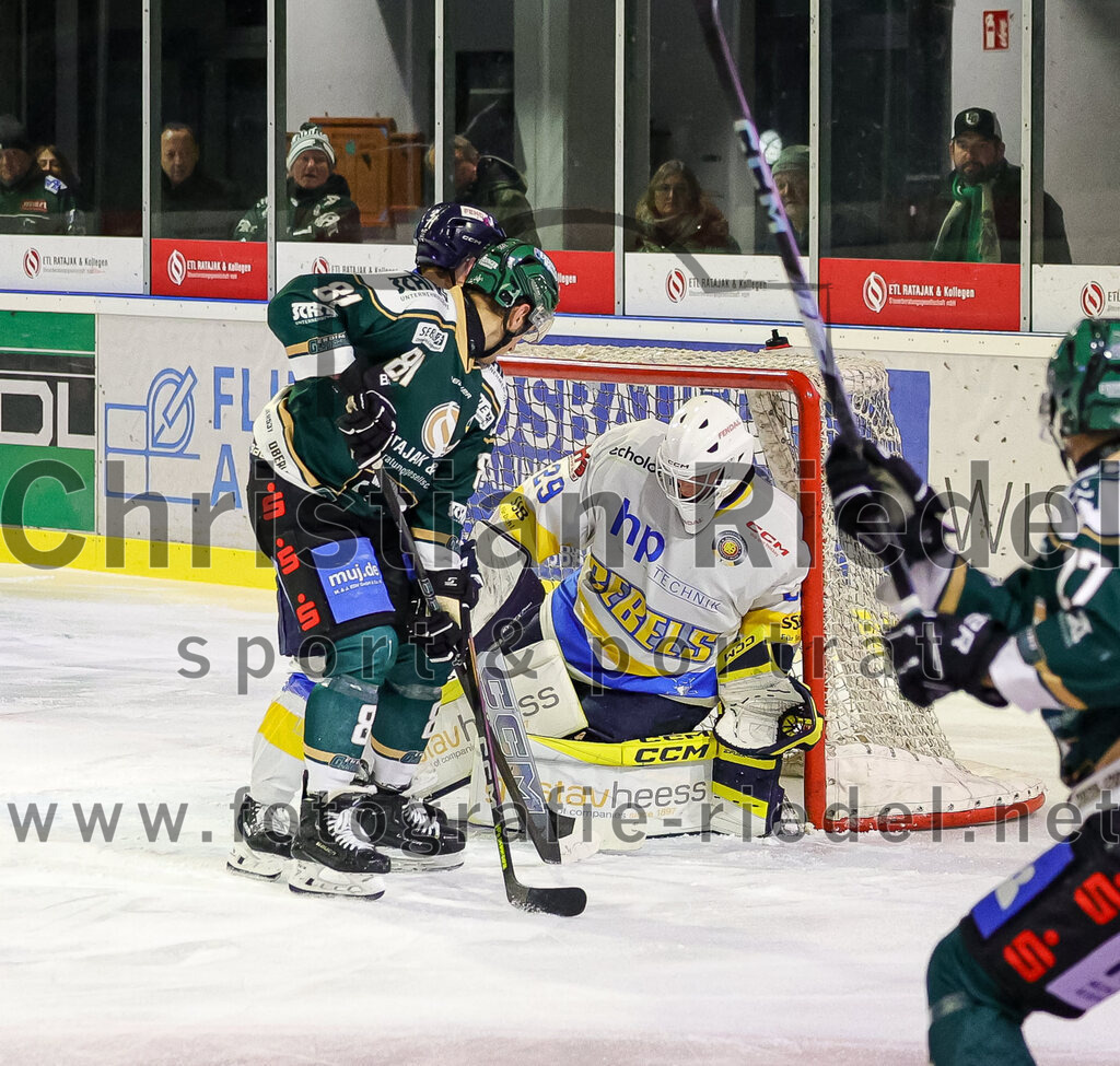 2026-01-09_082_TSV_Erding_gegen_Stuttgart_Rebels | Erding, Deutschland, 09.01.2026:Eishockey, Oberliga Süd 2025 / 2026, 35. Spieltag, TSV Erding gegen Stuttgart Rebels, Endergebnis: Maximilian Forster (Erding Gladiators, #81), Torwart Nick Jordan Vieregge (Stuttgart Rebels, #29)Foto: Christian Riedel / fotografie-riedel.net