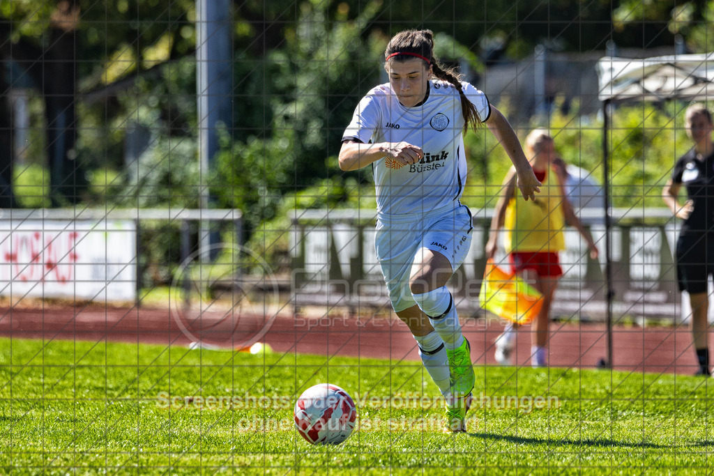 20260906_122307_0243-Bearbeitet_(c)_by_PhotoPeet | #,1.FC Donzdorf (weiß) vs. 1.FC Heidenheim 1846 (rot), Fußball, Frauen-Verbandspokal Gruppe 2, 2. Runde, Saison 2026/2027, Rasenplatz Lautertal Stadion, Süßener Straße 16, 73072 Donzdorf, 06.09.2026 - 11:00 Uhr,Foto: PhotoPeet / Sport- &amp; Eventfotografie / Peter Harich