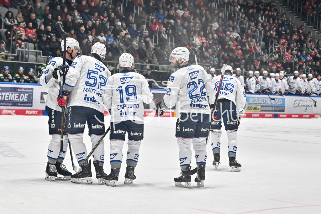 Augsburger Panther - Adler Mannheim | AUGSBURG, GERMANY - 28. DECEMBER: Jubel der Gäste  nach dem Treffer zum 1-2 duch Marc Maximilian HEIM (Adler Mannheim 86) / Tor / Torschuetze / Freude / Happy während dem Match zwischen den Augsburger Panthern und den Adler Mannehim am 33. Spieltag der Penny DEL im Curt Frenzel Stadion