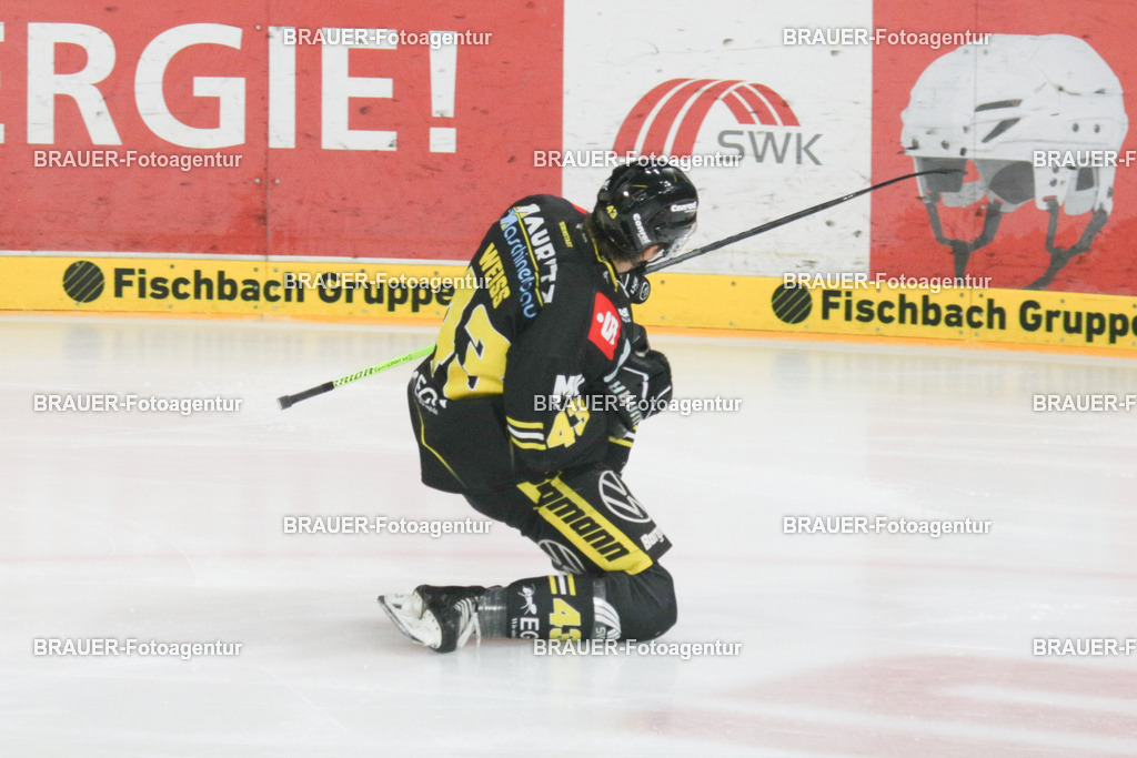 02.11.2025: DEL2  Krefeld Pinguine - Eispiraten Crimmitschau | Krefeld, Deutschland, 02.11.2025: Alexander Weiß (Krefeld Pinguine) jubelt nach seinem Tor zum 1:0 während des DEL2-Spiels zwischen Krefeld Pinguine - Eispiraten Crimmitschau am 02.11. 2025 in der Yayla-Arena in Krefeld, Deutschland. (Foto: Ralph Görtz / Brauer-Fotoagentur)