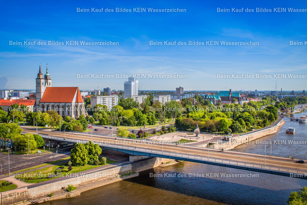 Strombrücke elbe und Johanniskirche Magdeburg Luftbild-2045 | Die Strombrücke verbindet die Magdeburger Altstadt mit den östlichen Stadtteilen und zählt zu den bedeutendsten Elbquerungen der Landeshauptstadt. Seit ihrer Eröffnung im Jahr 1965 prägt sie das Stadtbild und übernimmt eine zentrale Rolle für den Straßenbahn-, Auto- und Fußgängerverkehr. Von der Brücke eröffnet sich ein weiter Blick auf den Magdeburger Dom, die Elbe und den Rotehornpark. Als wichtigste innerstädtische Elbbrücke ist sie ein prägendes Bauwerk der städtischen Verkehrsinfrastruktur. - Realisiert mit Pictrs.com