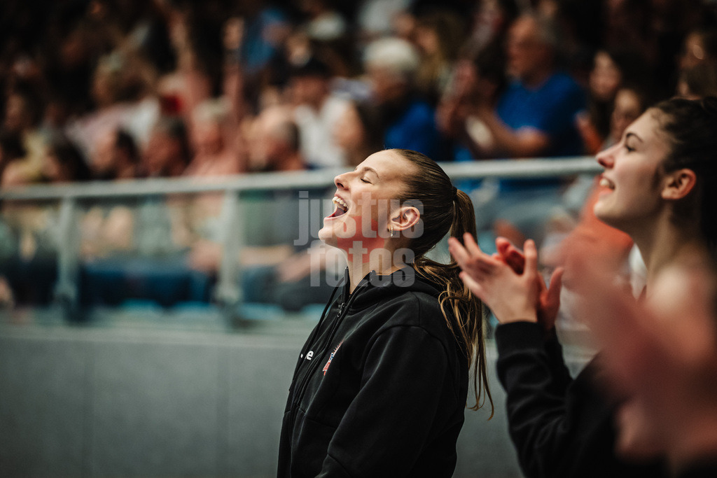 Volleyball | Frauen | Saison 2025/2026 | Volleyball Bundesliga | ETV Hamburger Volksbank Volleys vs. VC Wiesbaden | 14.03.2026 | Lilly Faroß (#16, ETV Hamburger Volksbank Volleys) jubelt von der Bank aus