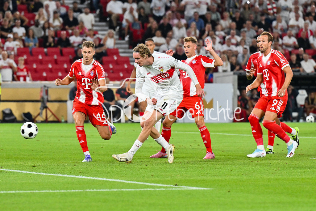 VfB Stuttgart - FC Bayern München | v. l. Josip STANISIC (FC Bayern Muenchen 44), Nick WOLTEMADE (VfB Stuttgart 11), Joshua KIMMICH (FC Bayern Muenchen 6) und Harry KANE (FC Bayern Muenchen 9) / Zweikampf / Franz-Beckenbauer Supercup: VfB Stuttgart - FC Bayern München; MHP Arena am 16.08.2025