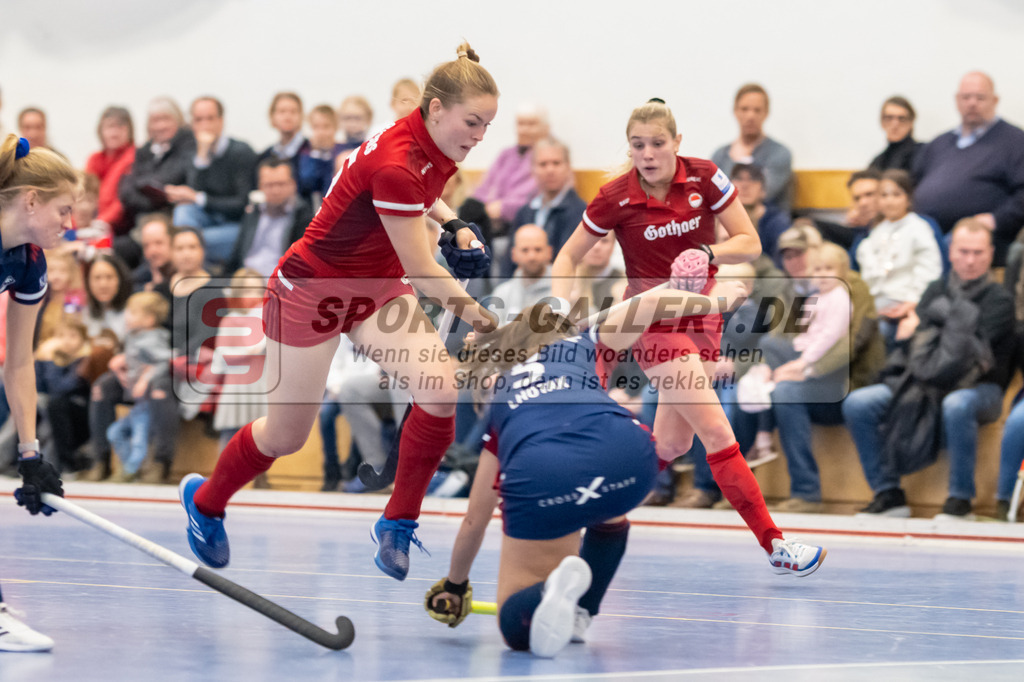 SFE_20221127_0125 | 1. Bundesliga Hockey Damen Düsseldorfer HC - Rot-Weiss Köln am 27.11.2022 in Düsseldorf (Düsseldorfer Hockeyclub 1905 e.V.), Photo: Stephan Fehrmann 2022 (Sports-Gallery),Pia Maertens ( Rot-Weiss Köln #35 ) ,Lhotak Pia ( Düsseldorfer HC #5 )
