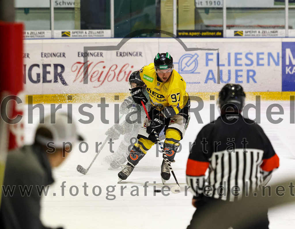 2022-11-20_114_TSV_Erding_gegen_ERSC_Amberg | Erding, Deutschland, 20.11.2022:
Eishockey, Bayernliga 2022 / 2023, 15. Spieltag, TSV Erding gegen ERSC Amberg, Endergebnis: 5:1

Daniel Krieger (ERSC Amberg, #97)

Foto: Christian Riedel / fotografie-riedel.net