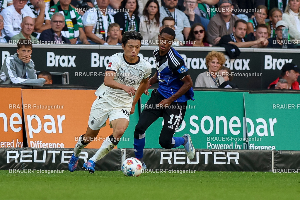 Borussia Mönchengladbach vs Hamburger SV - Bundesliga  | Mönchengladbach, Deutschland, 24.08.25:   Shuto Machino (Borussia Mönchengladbach) und Warmed Omari (Hamburger SV) im Kampf um den Ball waehrend des Spiels der Bundesliga zwischen Borussia Mönchengladbach vs Hamburger SV im Stadion im Borussia Park(Foto von Brauer-Fotoagentur / Adrian Schlueter)