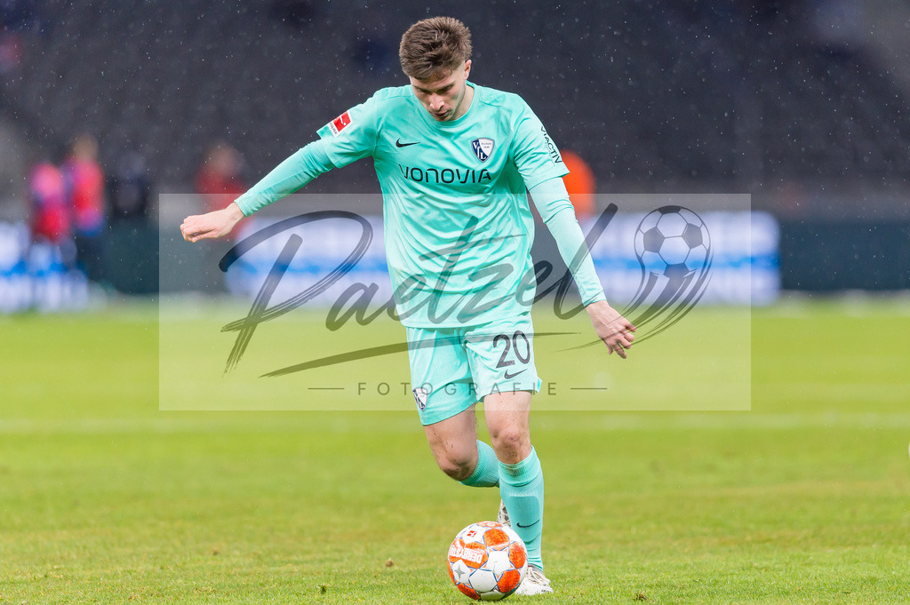 HERBOC20220204_268 | Fussball, Herren: Elvis Rexhbecaj (VfL Bochum) in Aktion, am Ball, Einzelaktion bei dem Spiel der 1. Bundesliga zwischen Hertha BSC und VfL Bochum im Olypiastadion am 04.02.2022 in Berlin, Deutschland.DFB / DFL REGULATIONS PROHIBIT ANY USE OF PHOTOGRAPHS AS IMAGE SEQUENCES AND/OR QUASI-VIDEO. - Realisiert mit Pictrs.com