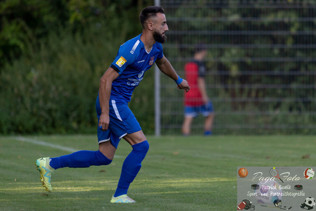 Hessenliga: Türk Gücü Friedberg - FC Eddersheim, 09.08.2024 | Alija Izberovic (Türk Gücü Friedberg #5) am Ball, Freisteller, Portrait / Porträt, Türk Gücü Friedberg - FC Eddersheim, Friedberg, Städtischer Sportplatz, 9.8.2024 - Realisiert mit Pictrs.com