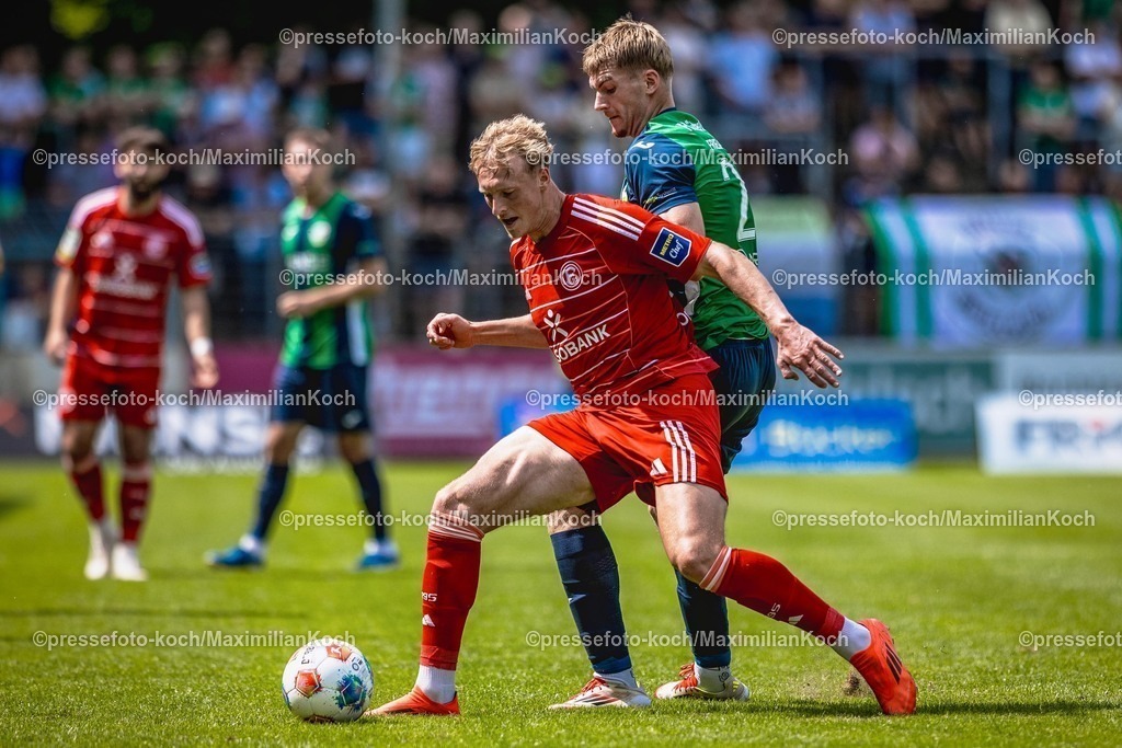 xkwi09082501032 | 09.08.2025, xkwix, Fußball, Regionalliga West, FC Gütersloh - Fortuna Düsseldorf 2, Ohlendorf Stadion im Heidewald: Luis Frieling ( FC Gütersloh #21 ) im Zweikampf gegen Leonard Brodersen (Fortuna Düsseldorf II #2)