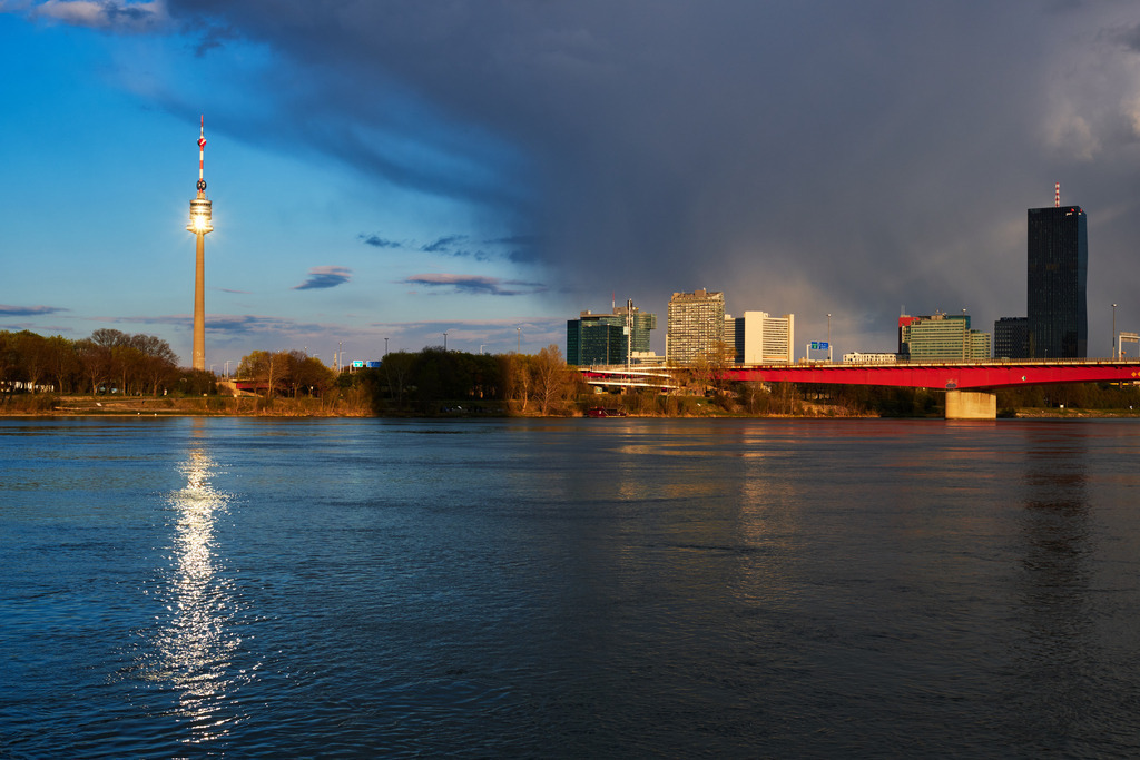 Blick auf die Brigittenauer Brücke und die Donaucity | Wien, Austria - April 10, 2022: Blick auf die Brigittenauer Brücke und die Donaucity, links der Donauturm. - Realisiert mit Pictrs.com