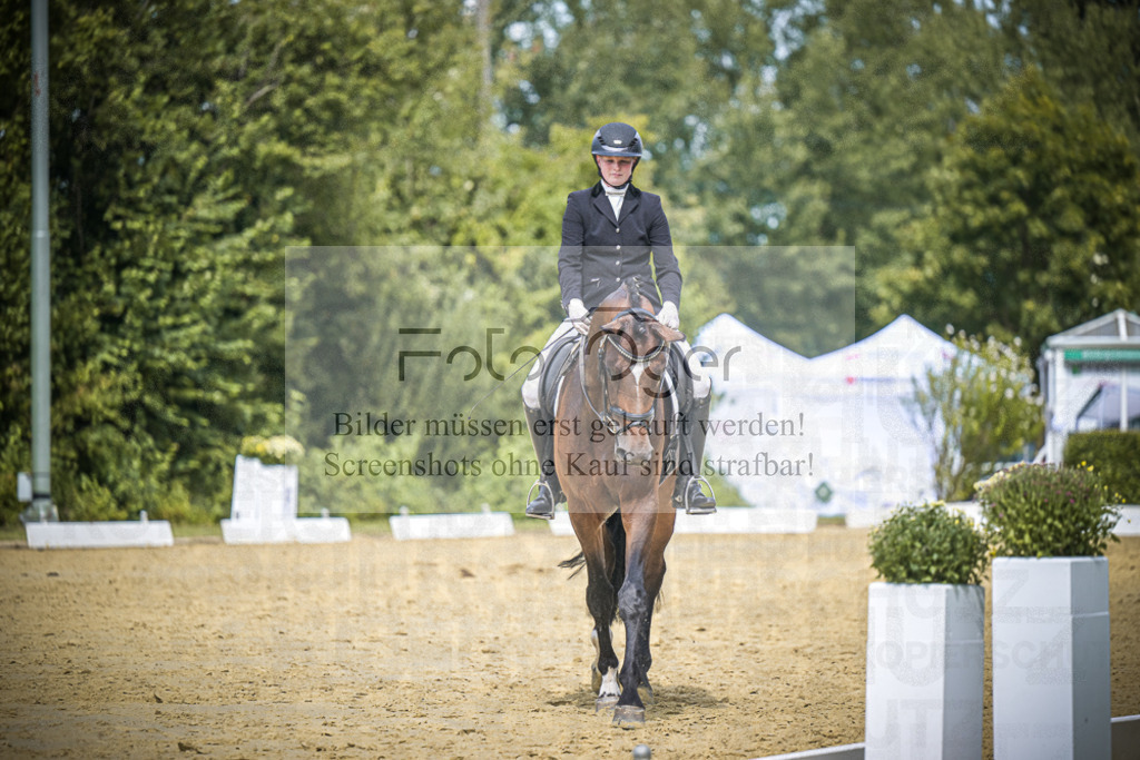DOS_3097 | Entdecke hochwertige Reitturnierfotos von Foto Oger. Professionell, emotional und authentisch – jetzt Lieblingsmomente im Shop bestellen.Deutschlandweite Turnierfotografie. - Realisiert mit Pictrs.com