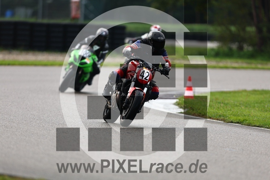 0100-20250927_00532 | Schöne Erinnerungen an spannende Momente - das festzuhalten ist unser Job. PIXELrace.de ist seit 2003 auf den Rennstrecken Europas unterwegs um die Action draußen beim Fahren und die wunderbare Stimmung imm Fahrerlager für euch einzufangen.