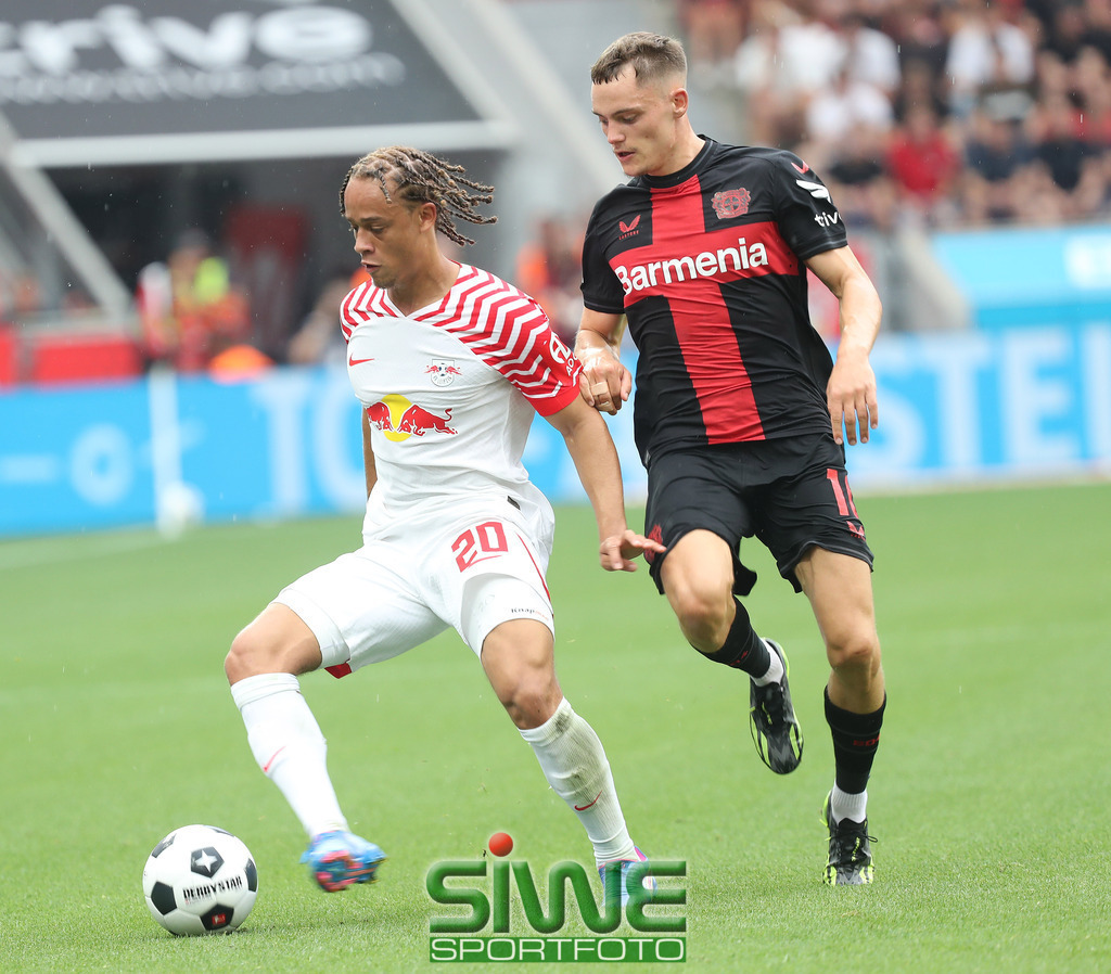 1.Fussball-Bundesliga  :    Bayer 04 Leverkusen--RB Leipzig   1.Spltg. | 19.08.2023; Fussball; GER;  Saison 2023/2024 ; 1.Bundesliga;  1.Spieltag. : 
 Bayer 04 Leverkusen -- RB Leipzig  :    Zweikampf zwischen Xavi Simons (20/RBL)
und  Florian Wirtz (10/B04)

DFL REGULATIONS PROHIBIT ANY USE OF PHOTOGRAPHS AS IMAGE SEQENCES AND/OR QUASI-VIDEO. - Realisiert mit Pictrs.com