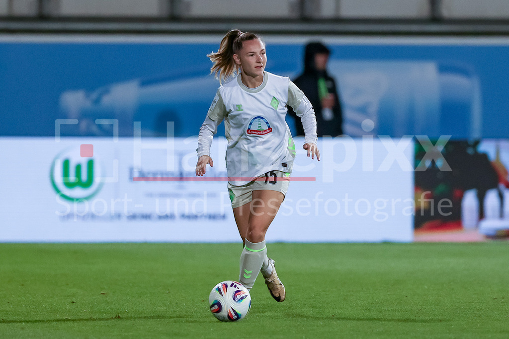 Fussball, Google Pixel Frauen-Bundesliga, VfL Wolfsburg - SV Werder Bremen | Michelle Weiß (SV Werder Bremen, 15) am Ball, Freisteller, Einzelbild, Ganzkörper, Aktion, Action, Spielszene, DIE DFB-RICHTLINIEN UNTERSAGEN JEGLICHE NUTZUNG VON FOTOS ALS SEQUENZBILDER UND/ODER VIDEOÄHNLICHE FOTOSTRECKEN. DFB REGULATIONS PROHIBIT ANY USE OF PHOTOGRAPHS AS IMAGE SEQUENCES AND/OR QUASI-VIDEO.
