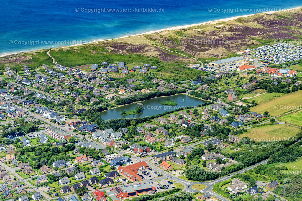 Sylt_Wenningstedt_Dorfteich_ELS_4730130825 | WENNINGSTEDT (SYLT) 21.06.2025 Ortsansicht der Straßen und Häuser der Wohngebiete und dem Dorfteich in Wenningstedt (Sylt) auf der Insel Sylt im Bundesland Schleswig-Holstein, Deutschland. // Town view of the streets and houses of the residential areas and the village pond in Wenningstedt (Sylt) on the island of Sylt in the state Schleswig-Holstein, Germany. Foto: Martin Elsen