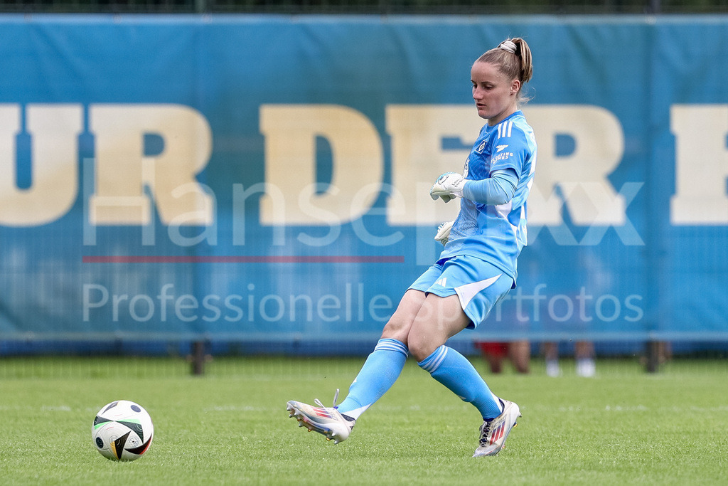Fussball, Testspiel Frauen, Hamburger SV - Holstein Kiel | Laura Sieger (Torhüterin, Torwart, Hamburger SV, 18) am Ball, Freisteller, Einzelbild, Ganzkörper, Aktion, Action, Spielszene
