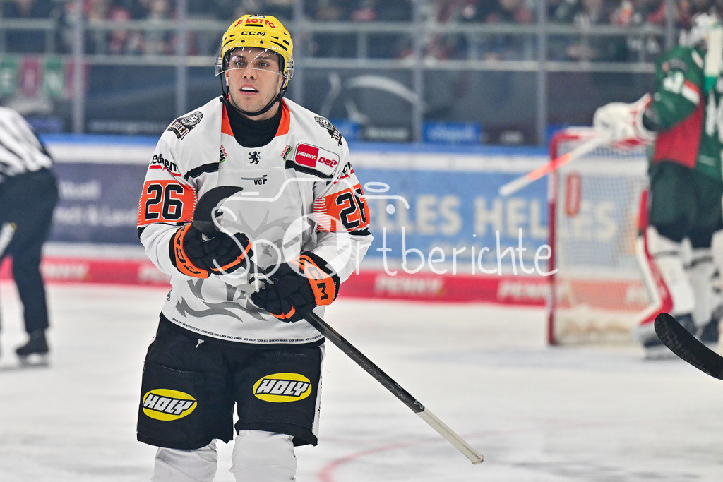 Augsburger Panther - Löwen Frankfurt | Im Bild Dennis LOBACH (Löwen Frankfurt 26)/ Einzelfoto / Freisteller beim match zwischen den Augsburger Panthern und den Löwen Frankfurt am 8. Spieltag der Penny DEL im Curt Frenzel Stadion am 19.10.2025