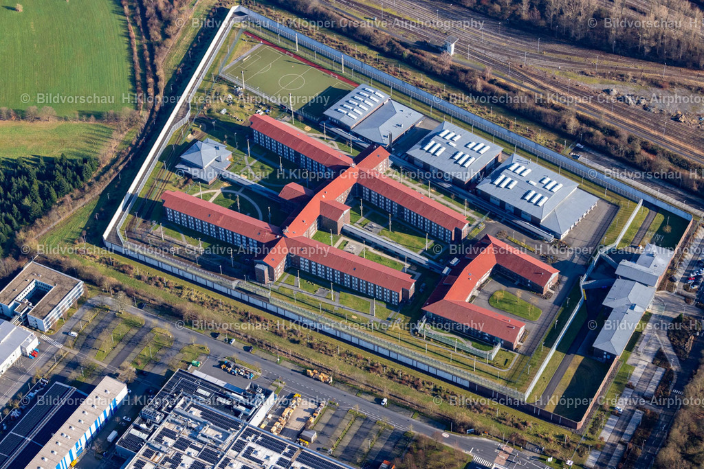 Luftbild Ratingen-8709 | Luftbildfotografie Gefängnis- Gelände und Sicherheitsumzäunung der Justizvollzugsanstalt JVA Düsseldorf an der Oberhausener Straße in Ratingen im Bundesland Nordrhein-Westfalen, Deutschland. - Realisiert mit Pictrs.com