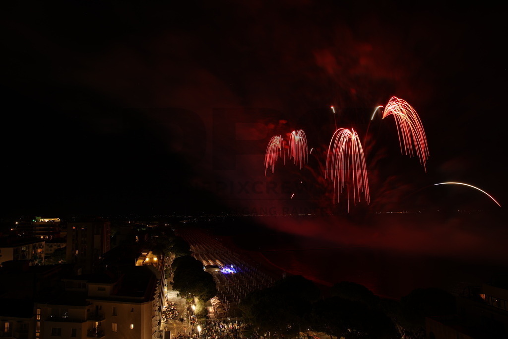 Ferragosto Fireworks in Grado, Italy | GRADO, ITALY, 15.AUG.26 - FIREWORKS - Ferragosto fireworks over the Adriatic Sea in Grado, Italy. Colorful fireworks light up the night sky above the beach, coastline and waterfront during the traditional summer celebration. - Realisiert mit Pictrs.com