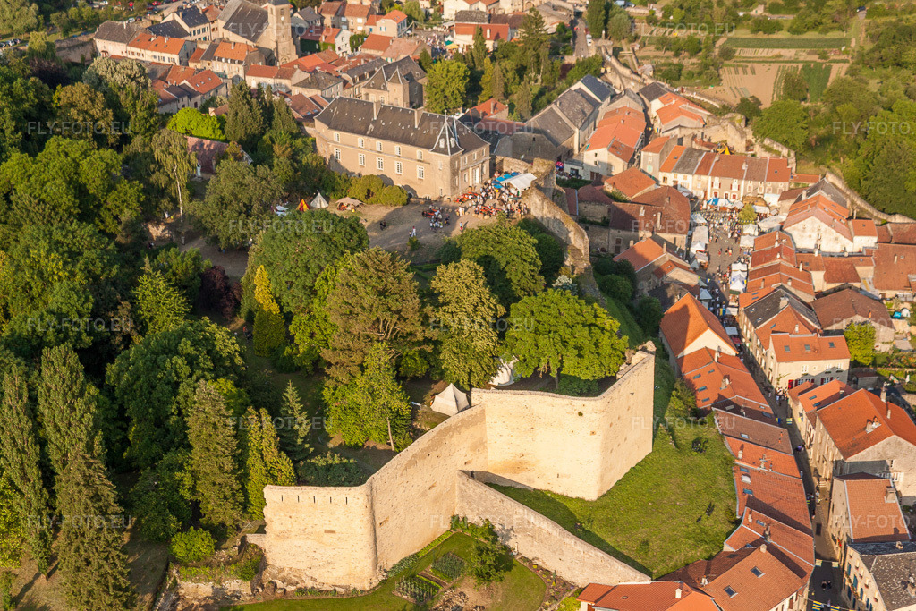 Vue aérienne: Complexe du château de Fort Fort Rodemack à Rodemack dans le département Moselle, France. Photo: IMG_29490.jpg prise le 26/06/2010 par Werner Riehm/FLY-FOTO.eu – Résolution de l'original: 4752 x 3168 px