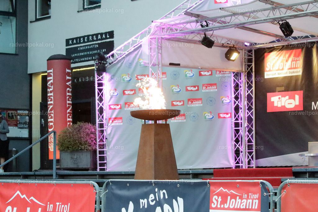 1419_20230817_Bewerb_Maenner_Muehlanger | AUT - OESTERREICH, 2023-08-16: SPORT RENNRAD-FAHREN - 55. INTERNATIONALER RADWELTPOKAL IN ST. JOHANN IN TIROL  - Vintage-Radrennen mit WM-Bronze-Medaillen-Siegerin Christina Schweinberger, den Teilnehmer und Alexander Baumann (vom Orginastions-Team) - TAG 2 BEWERB MAENNER IN SECHS GRUPPEN  ; Foto: Roland Muehlanger