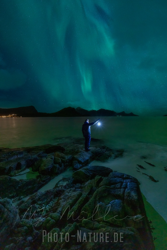Eine einzelne Lampe unter dem Nordlicht | Eine magische Szene unter dem Nordlicht - Realisiert mit Pictrs.com
