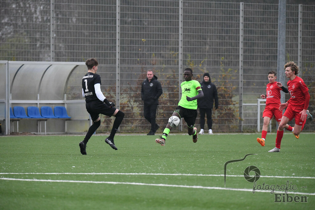JFV Edewecht-Osnabrücker SC | C-Jugend Landesliga; JFV Edewecht (grün)-Osnabrücker SV (rot) am 18.11.2023; in Edewecht (Sportanlage Göhlenweg), Photo: Philip Eiben 2023 - Realisiert mit Pictrs.com