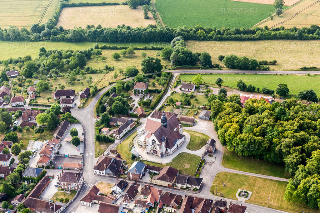 Vue aérienne: Église au centre du village à Saint-Phal dans le département Aube, France. Photo: IMG_101323.jpg prise le 25/06/2017 par Werner Riehm/FLY-FOTO.eu – Résolution de l'original: 4606 x 3071 px