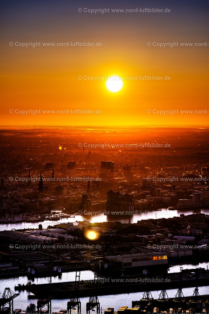 Hamburg_Mitte_Sonnenaufgang_ELS_4248090525 | HAMBURG 09.05.2025 Sonnenaufgang über dem Stadtzentrum in der Innenstadt im Ortsteil Neustadt in Hamburg, Deutschland. // Sunrise over the city center of the inner city in Ortsteil Neustadt in Hamburg, Germany. Foto: Martin Elsen