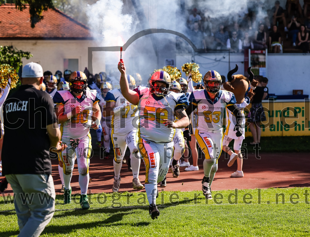 2022-05-14_014_Erding_Bulls_gegen_Munich_Cowboys_2 | Erding, Deutschland, 14.05.2022:
Fußball, Regionalliga 2022, 3. Spieltag, Erding Bulls gegen Munich Cowboys 2, Endergebnis: 20:30

Thomas Rumbucher (Erding Bulls, #59), Tobias Marhauser (Erding Bulls, #93)

Foto: Christian Riedel / fotografie-riedel.net