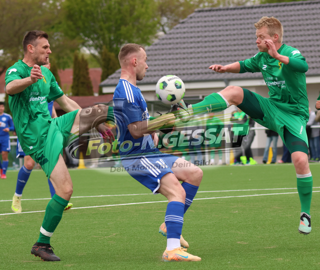 SC Enger - SV Enger-Westerenger | Auf dem Bild zu sehen: grün SC Enger v.l.: Waldemar Jurez, Dennis Fiedler ; blau SV Enger-Westerenger: Marlon MeyerSC Enger, SV Enger-Westerenger, Saison 25/26, Kreisliga A, Enger, Deutschland - Realisiert mit Pictrs.com