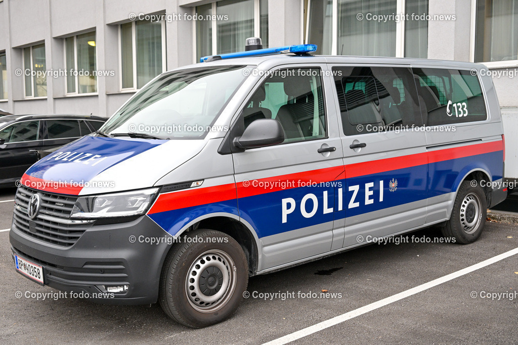 Landespolizeidirektion Ooe_ Pressekonferenz Sicherheitsbudget 2024_ 24.10.2023-19 | 24.10.2023, Landespolizeidirektion Oberoesterreich, AUT, Pressekonferenz Sicherheitsbudget 2024, im Bild Polizeiauto, Polizeifahrzeug, Polizeibus, Einsatzfahrzeug, Blaulicht