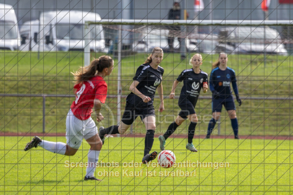 20250928_132345_0203 | #,1.FC Donzdorf (schwarz) vs. TV Derendingen (rot), Fussball, Frauen-Verbandsliga Württemberg, 03. Spieltag, Saison 2025/2026, Rasenplatz Lautertal Stadion, Süßener Straße 16, 73072 Donzdorf, 28.09.2025 - 13:00 Uhr,Foto: PhotoPeet-Sportfotografie/Peter Harich