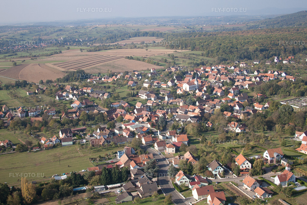 Vue aérienne: Vue de la ville à Merkwiller-Pechelbronn dans le département Bas Rhin, France. Photo: IMG_45860.jpg prise le 16/10/2011 par Werner Riehm/FLY-FOTO.eu – Résolution de l'original: 4752 x 3168 px
