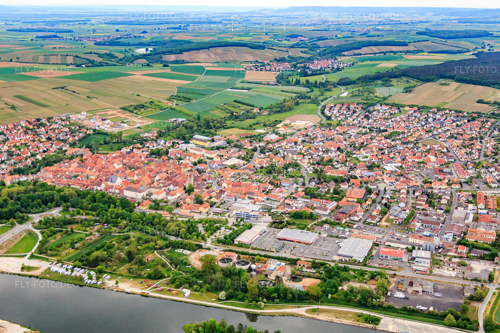 Luftbild: Stadtansicht am Main aus Westen in Volkach im Bundesland Bayern in Deutschland. Foto: IMG_078886.jpg vom 14.05.2015 durch Werner Riehm/FLY-FOTO.de