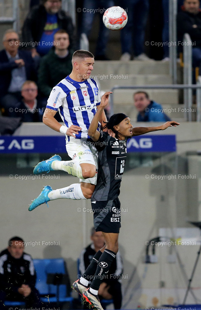 A_LUI_191024_07 | SPORT,FUSSBALL,ADMIRAL BUNDESLIGA BLAU WEISS LINZ-RZ PELLETS WAC 19.10.2024 IM BILD :MARTIN MOORMANN  (BL.WEISSLINZ) UND TIERNO BALLO  (WAC) FOTOLUI/MW