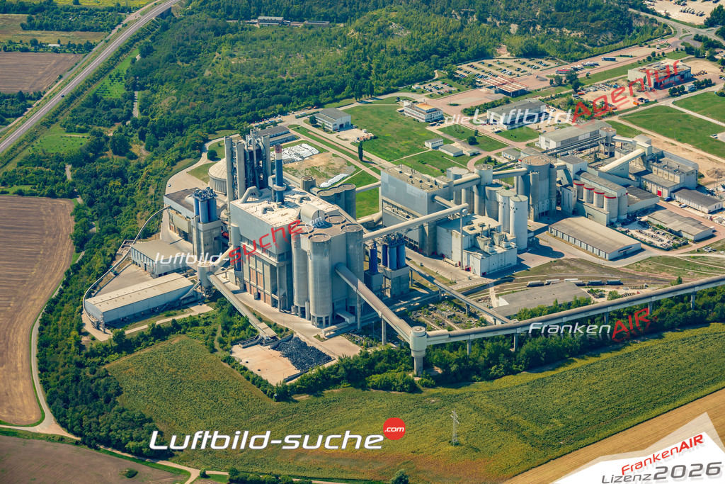 Klassische Luftaufnahme ohne Drohne zeigt:Tagebau bei Bernburg - Die Luftbildaufnahme wurde 2025 vom UL-Flugzeug heraus erstellt ( keine Drohnenaufnahme ) - Hochauflösende Luftaufnahme -Nicht vergleichbar mit Google Maps oder Satelittenbilder- Die Geschenkidee !Mit Lizenz und Bildrechte bestellbar