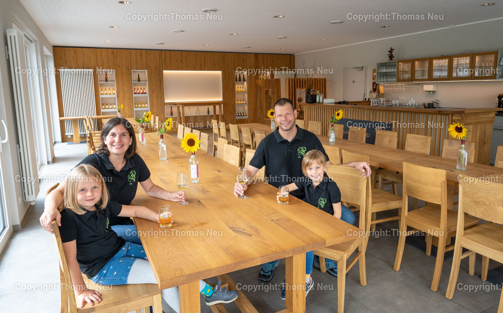 DSC_1352 | bss, Winzerfestbeilage, Heppenheim, Weingut Koob, Christina und Tobias Lulay mit den Kindern  Hannah und Marie (rechts), , Bild: Thomas Neu
