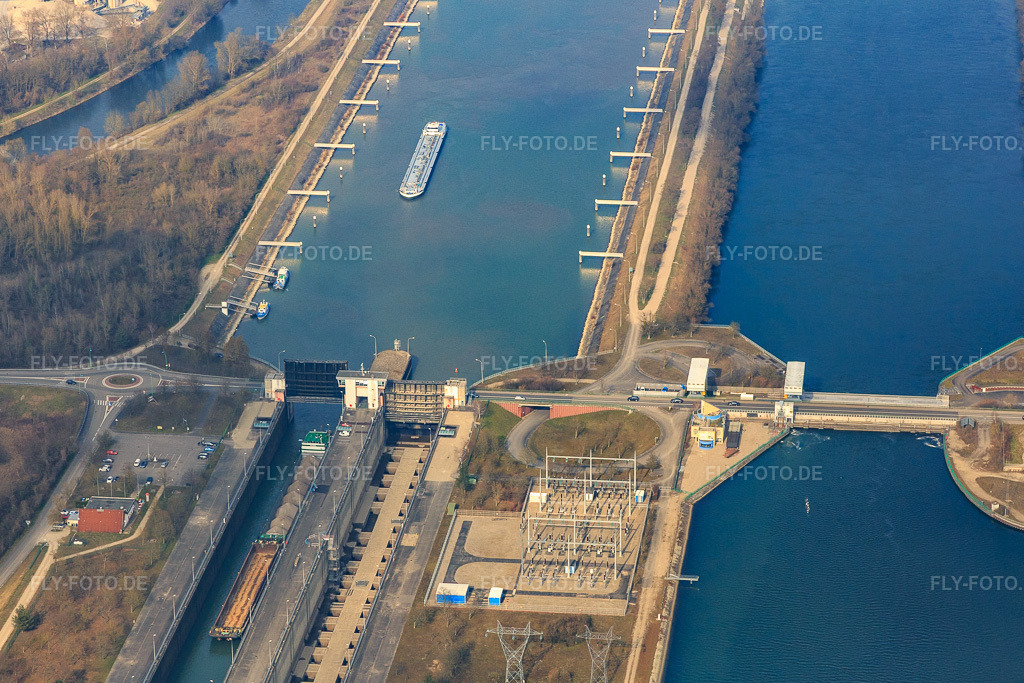 Luftbild: Schleuse und Pont de Gambsheim über den Rhein in Gambsheim im Bundesland Bas-Rhin in Frankreich.Foto: IMG_086612.jpg vom 19.03.2016 durch Werner Riehm/FLY-FOTO.deAuflösung des Originals: 5103 x 3402 px