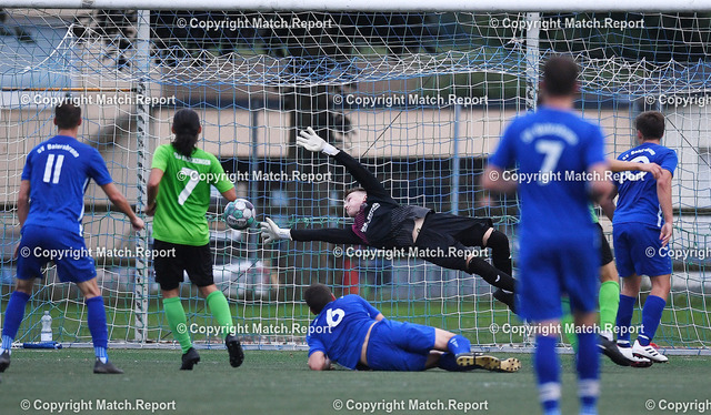 Fussball Bezirksliga  2021/2022: TuS Ergenzingen - SV Baiersbronn | Fussball  Bezirksliga  2021/2022    15.09.2021TuS Ergenzingen - SV Baiersbronnlang strecken muss ich TuS-Torwart Felix Bader (mitte) nach einen Schuss von Lukas Gaiser (SV BAiersbronn (boden)FOTO: ULMER PressebildagenturxxNOxMODELxRELEASExx