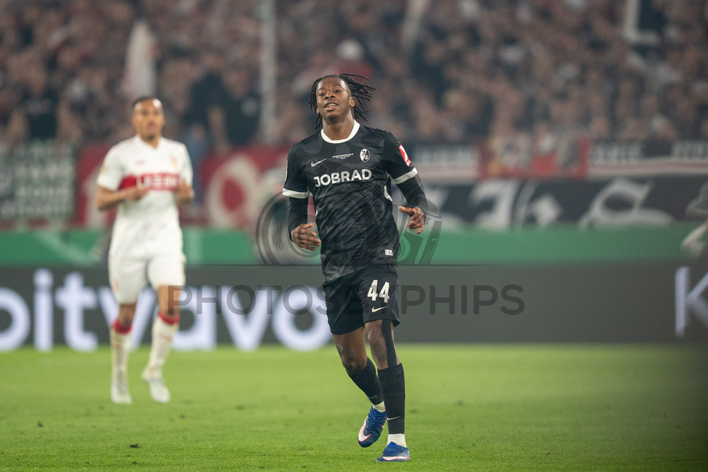 VfB Stuttgart vs. SC Freiburg, Fussball, DFB-Pokal, Halbfinale, 23.04.2026 | Johan Manzambi (SC Freiburg, #44),VfB Stuttgart vs. SC Freiburg, Fussball, DFB-Pokal, Halbfinale, 23.04.2026DFB regulations prohibit any use of photographs as image sequences and/or quasi-video