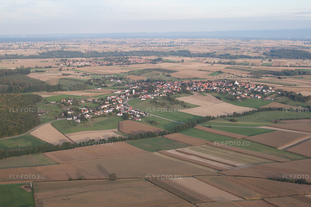 Vue aérienne: Vue de la ville à Retschwiller dans le département Bas Rhin, France. Photo: IMG_53735.jpg prise le 30/09/2012 par Werner Riehm/FLY-FOTO.euRésolution de l'original: 4752 x 3168 px