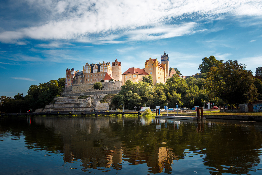 Schloss Bernburg unter blauem Himmel | Wir machen aus Ihren Bildern Erinnerungen für die Ewigkeit | Hochwertige Fotografien für Ihr zu Hause. - Realisiert mit Pictrs.com