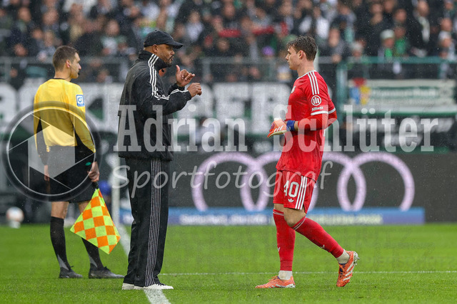 Borussia Mönchengladbach vs FC Bayern München - Bundesliga  | Mönchengladbach, Deutschland, 25.10.25:   Trainer Vincent Kompany (FC Bayern München) redet mit Jonas Kurt Urbig (FC Bayern München) waehrend des Spiels der Bundesliga zwischen Borussia Mönchengladbach vs FC Bayern München im Stadion im Borussia Park(Foto von Brauer-Fotoagentur / Adrian Schlueter)