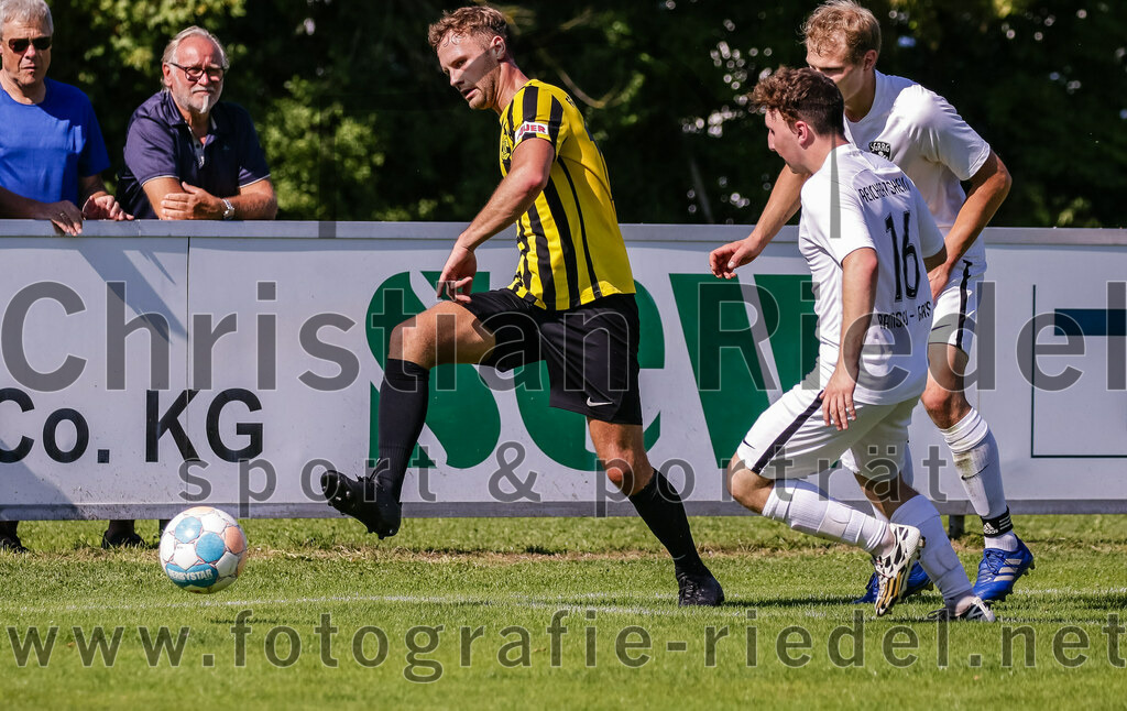 2023-08-19_119_FC_Moosinning_gegen_SV_Reichertsheim | Moosinning, Deutschland, 19.08.2023:
Fußball, Bezirksliga Oberbayern Ost 2023 / 2024, 5. Spieltag, FC Moosinning gegen SV Reichertsheim, Endergebnis: 0:4

Thomas Auerweck (FC Moosinning, #19), Tobias Michel (SV Reichertsheim, #16), Matthias Neumaier (SV Reichertsheim, #2)

Foto: Christian Riedel / fotografie-riedel.net