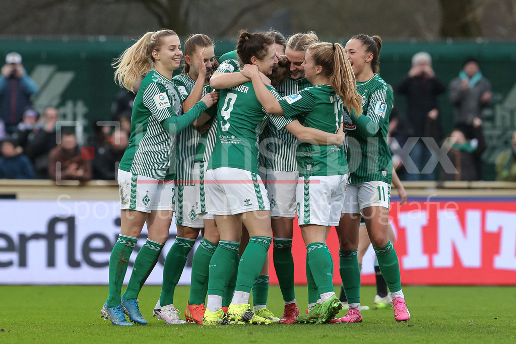 Fussball, Google Pixel Frauen-Bundesliga, SV Werder Bremen - 1. FC Nürnberg | v.li.: Spielerinnen des SV Werder Bremen mit Torjubel, Jubel, jubeln, jubelt, optimistisch, Spielszene, Highlight, Freude über das Tor zum 1:0, DIE DFB-RICHTLINIEN UNTERSAGEN JEGLICHE NUTZUNG VON FOTOS ALS SEQUENZBILDER UND/ODER VIDEOÄHNLICHE FOTOSTRECKEN. DFB REGULATIONS PROHIBIT ANY USE OF PHOTOGRAPHS AS IMAGE SEQUENCES AND/OR QUASI-VIDEO.