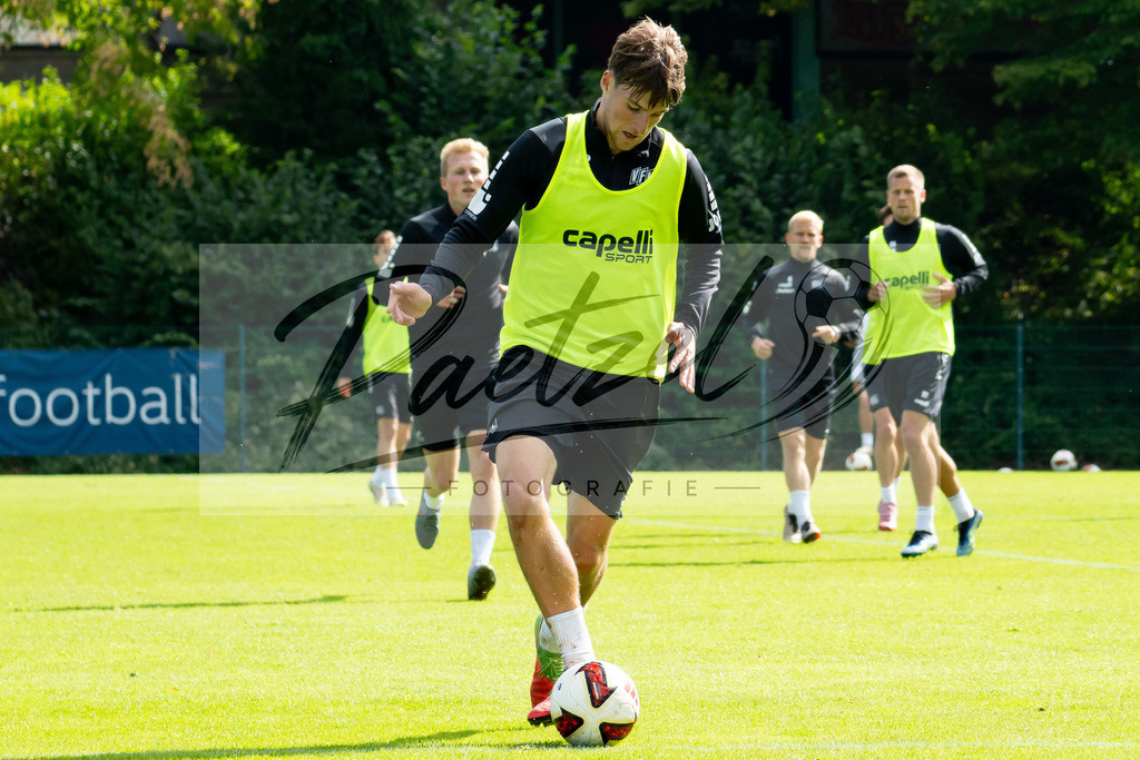 20260909_TRAOSN_0053 | Fußball, Herren: Bernd Riesselmann (VfL Osnabrück) in Aktion, am Ball, Einzelaktion beim Training des VfL Osnabrück am 09.09.2026 im Sportpark Illoshöhe in Osnabrück, Deutschland.(Foto von Nico Paetzel) - Realisiert mit Pictrs.com